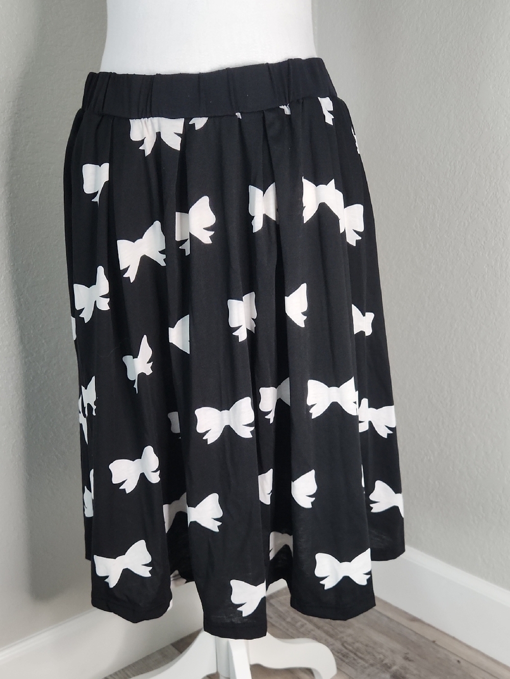 LuLaRoe Madison Black Midi Skirt with White Bow Print and Pockets! Coquette